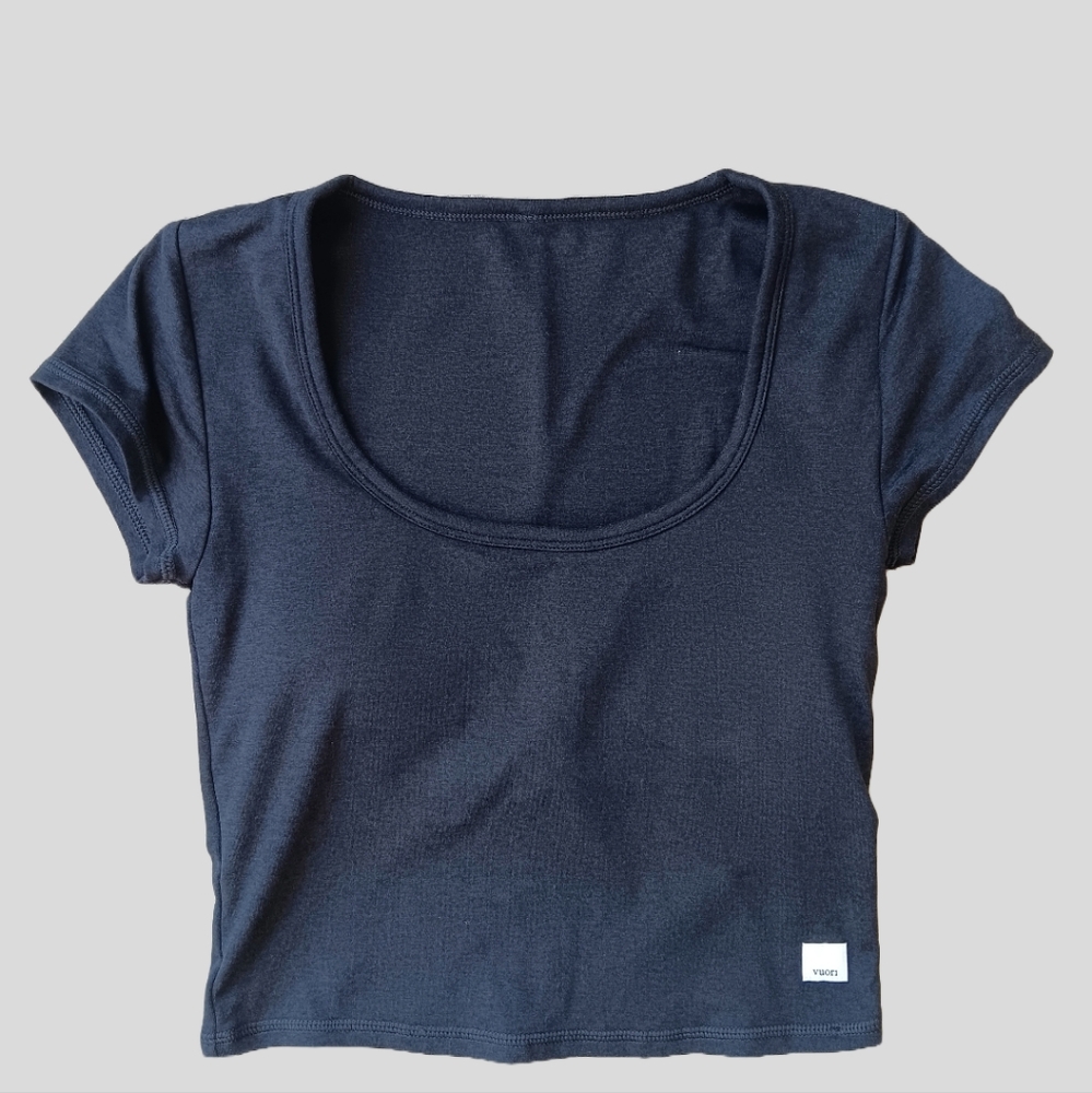 Vuori Halo crop short sleeve grey top